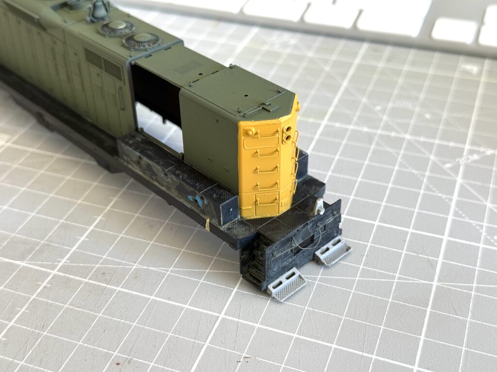 Repainting a GP9: nose touch-ups completed at the best of my abilities