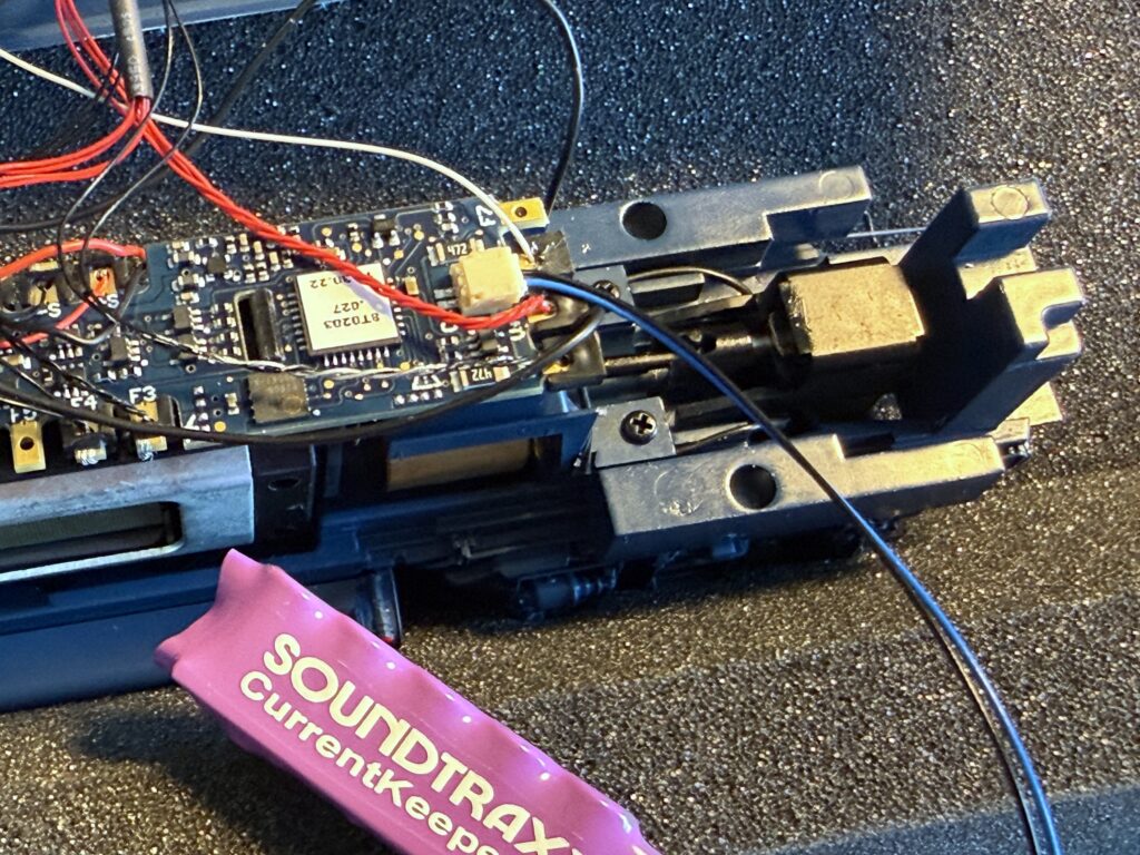 Sountraxx Tsunami2 decoder with CurrentKeeper plug