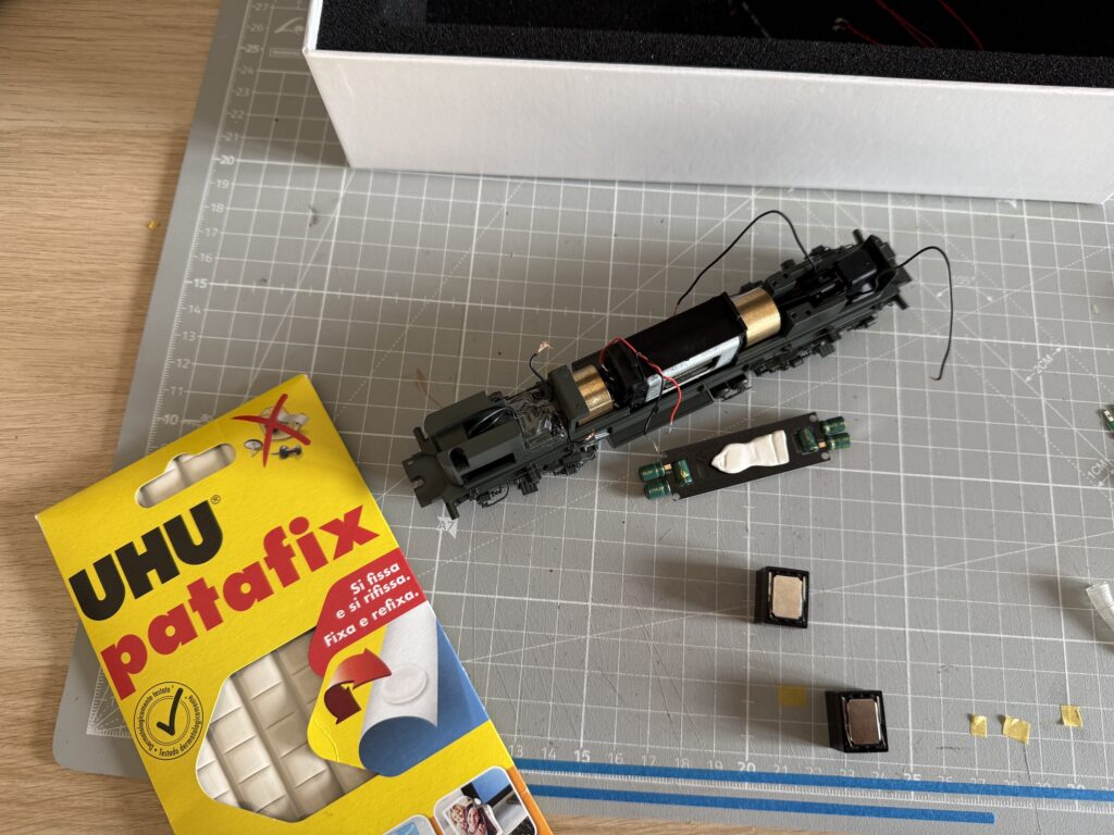 Using UHU Patafix adhesive pads