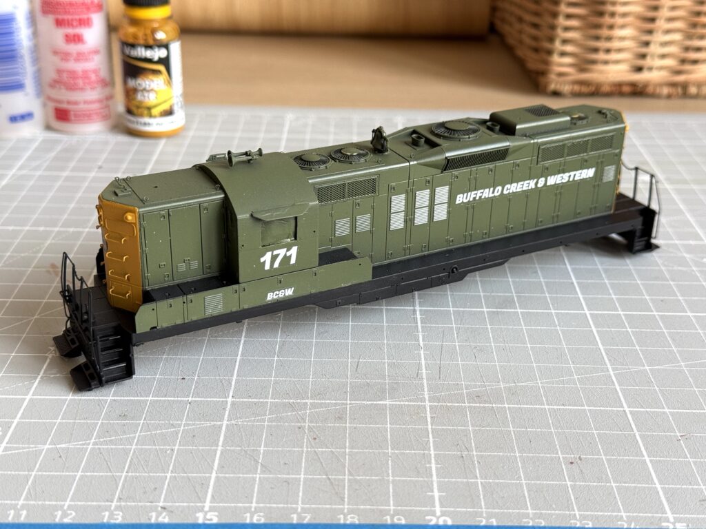 Repainting a GP9: BC&W logo and lettering