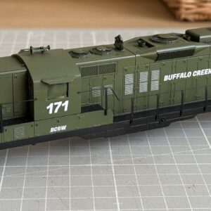 Repainting a GP9: yellow handrails at both ends