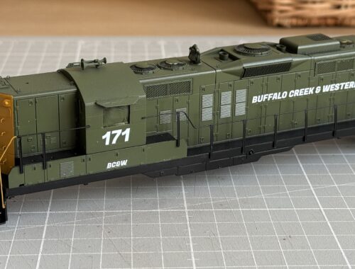 Repainting a GP9: yellow handrails at both ends