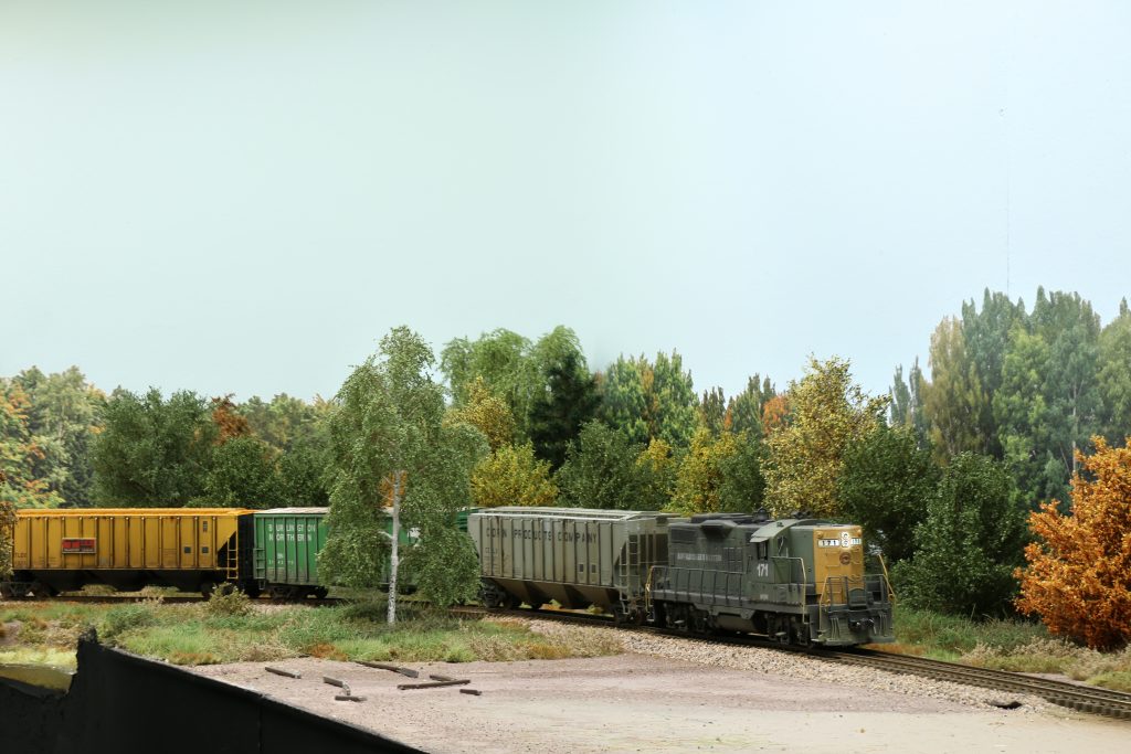 BC&W GP9 #171 pulling cars