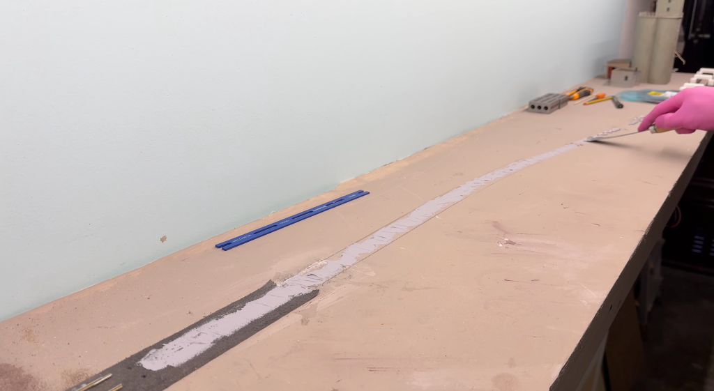Spreading caulk